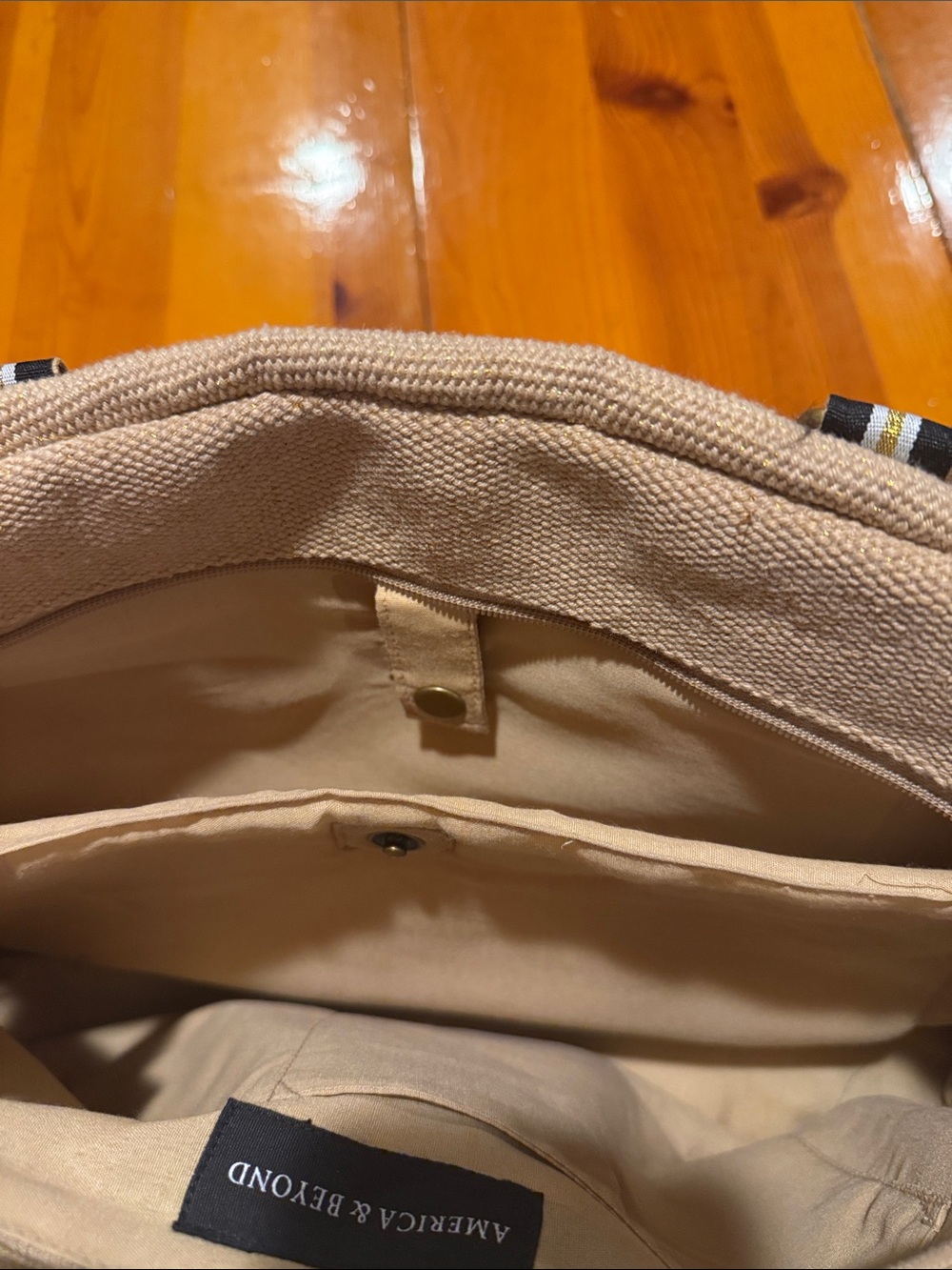 America & Beyond travel tote - Picture 5 of 8